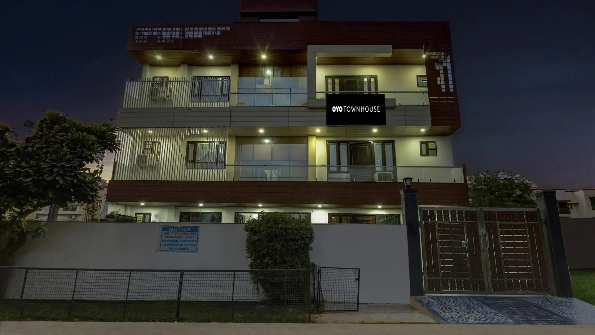Super Townhouse Mayfield Garden Nearby Golf Course Road Gurgáon