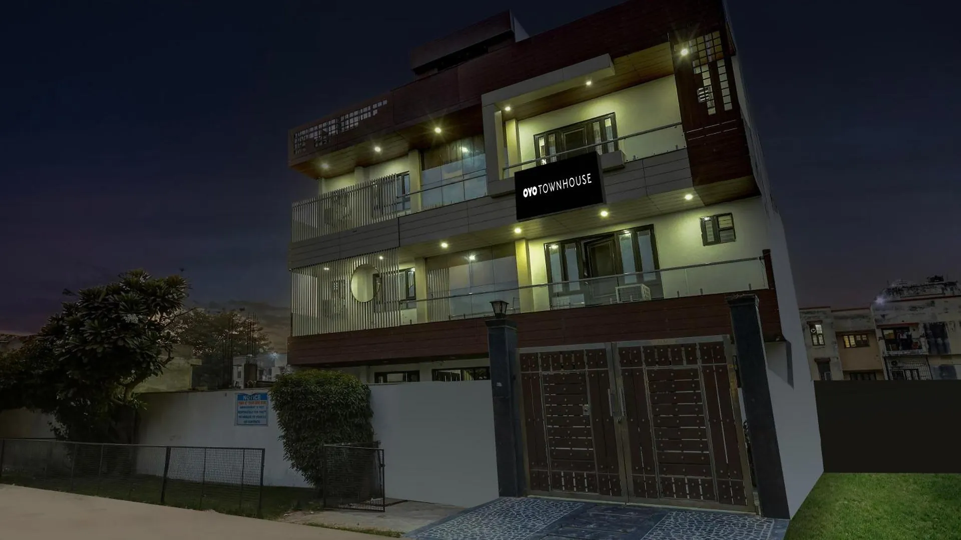 Hotel Super Townhouse Mayfield Garden Nearby Golf Course Road Gurgaon India