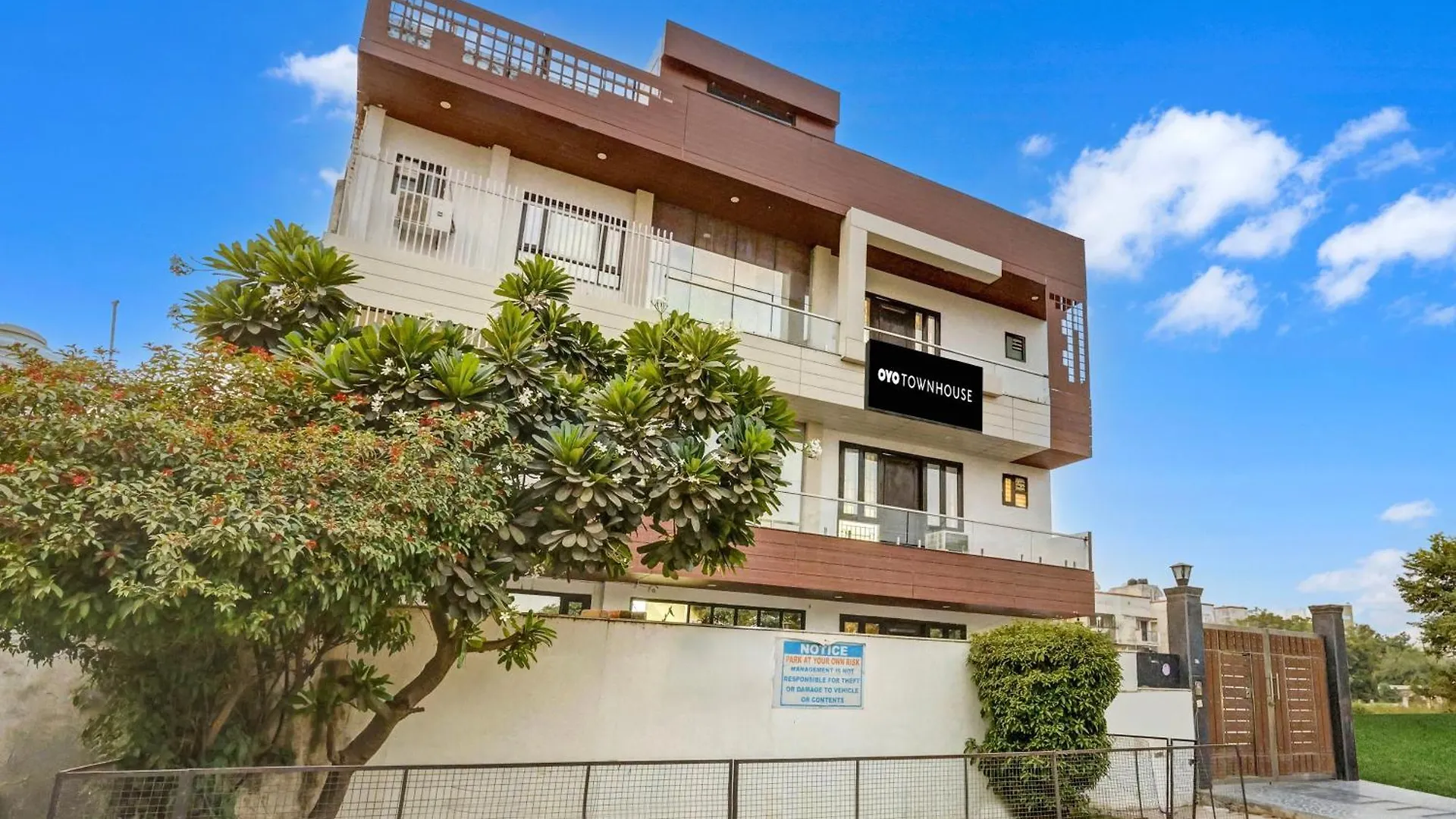 Hotel Super Townhouse Mayfield Garden Nearby Golf Course Road Gurgaon
