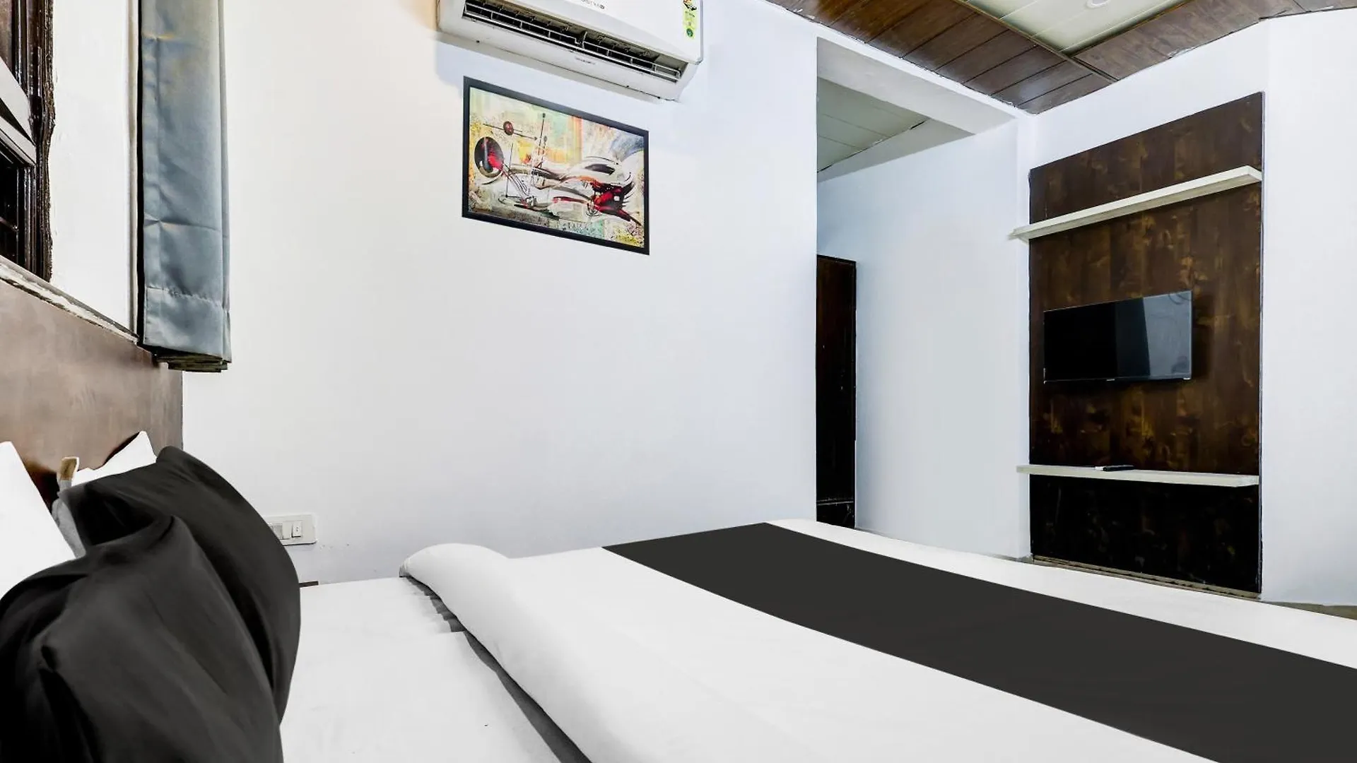 Super Townhouse Mayfield Garden Nearby Golf Course Road Gurgaon Hotel