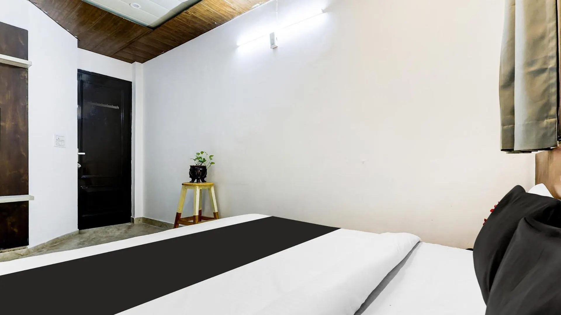 Hotel Super Townhouse Mayfield Garden Nearby Golf Course Road Gurgaon India